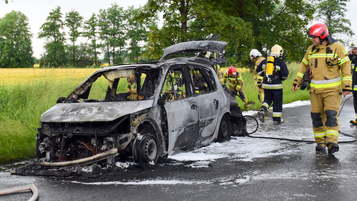 Pożar auta na drodze z Piskorzowa do Lutomi