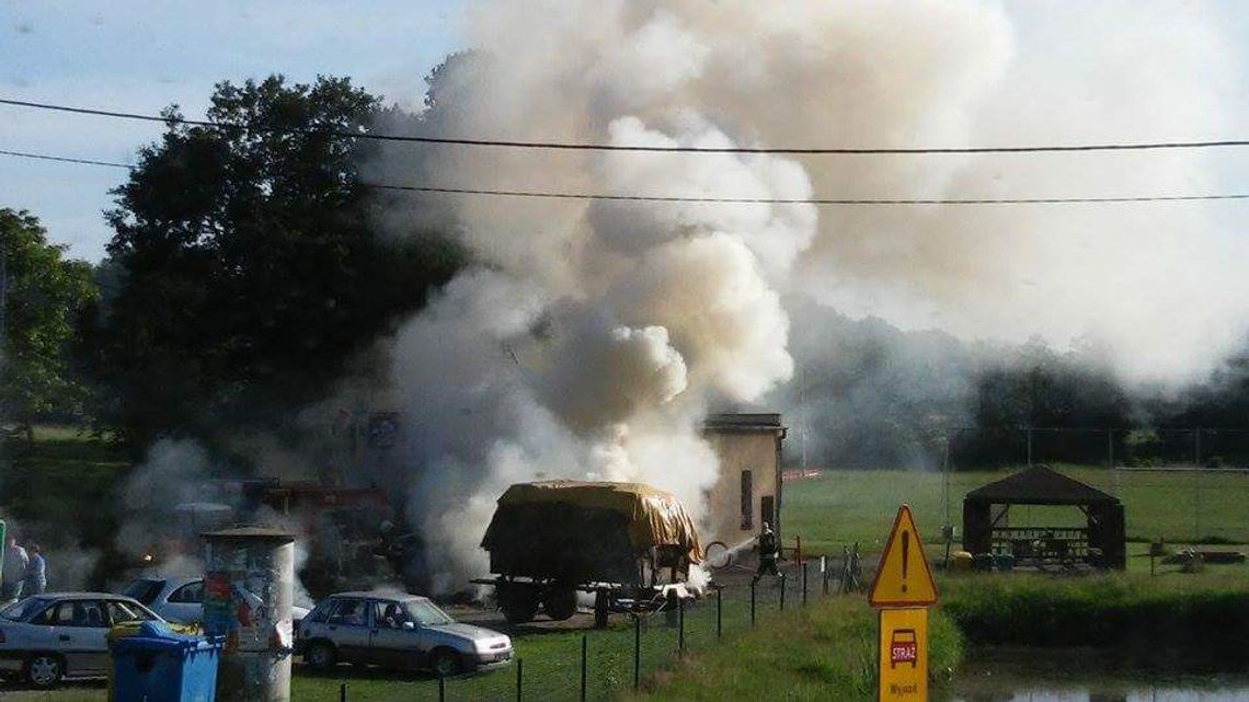 POŻAR SŁOMY PRZED REMIZĄ STRAŻACKĄ W JAŹWINIE