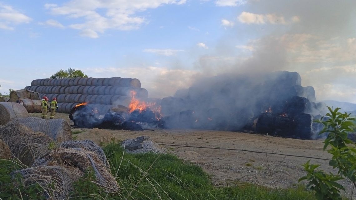 Pożar sterty po podpaleniu