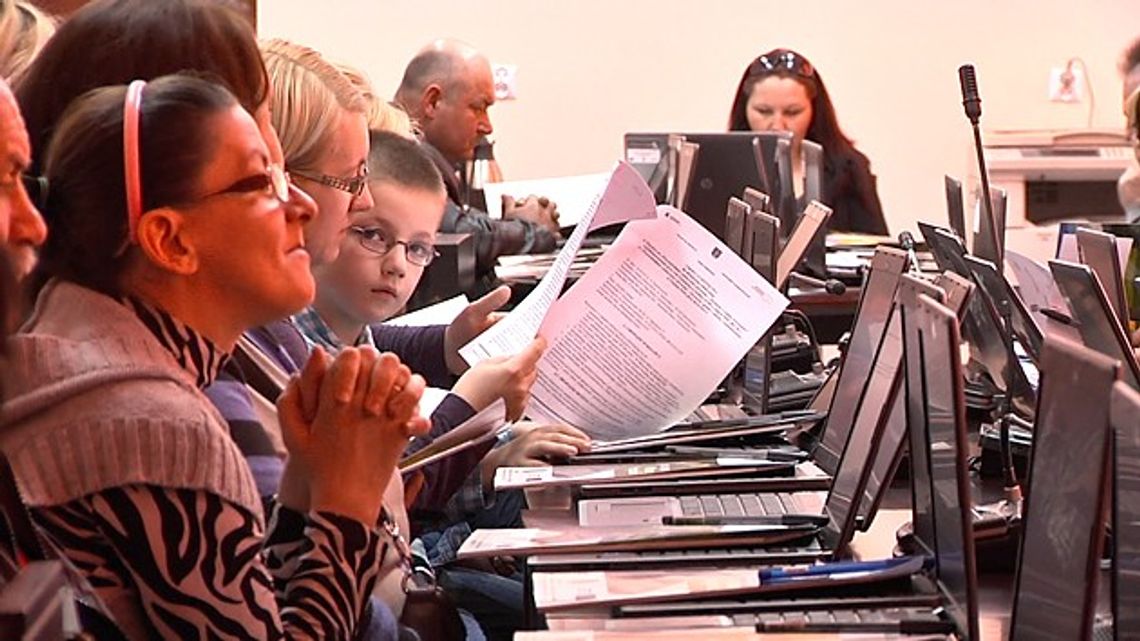 PRZECIWDZIAŁAJĄ WYKLUCZENIU CYFROWEMU PRZECIWDZIAŁAJĄ WYKLUCZENIU CYFROWEMU