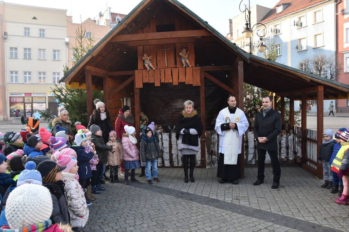 PRZEDSZKOLAKI UBIERAŁY CHOINKĘ PRZY DZIERŻONIOWSKIEJ SZOPCE