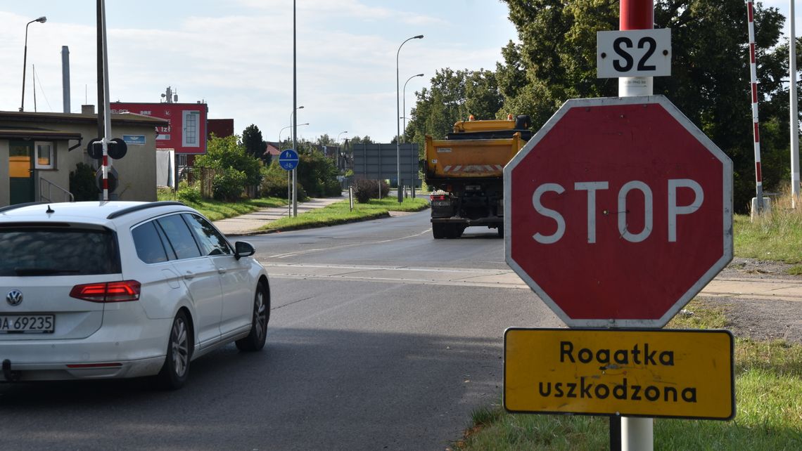 Przejazd otwarty, ale nie działają rogatki - bądźcie bardzo ostrożni Przejazd otwarty, ale nie działają rogatki - bądźcie bardzo ostrożni