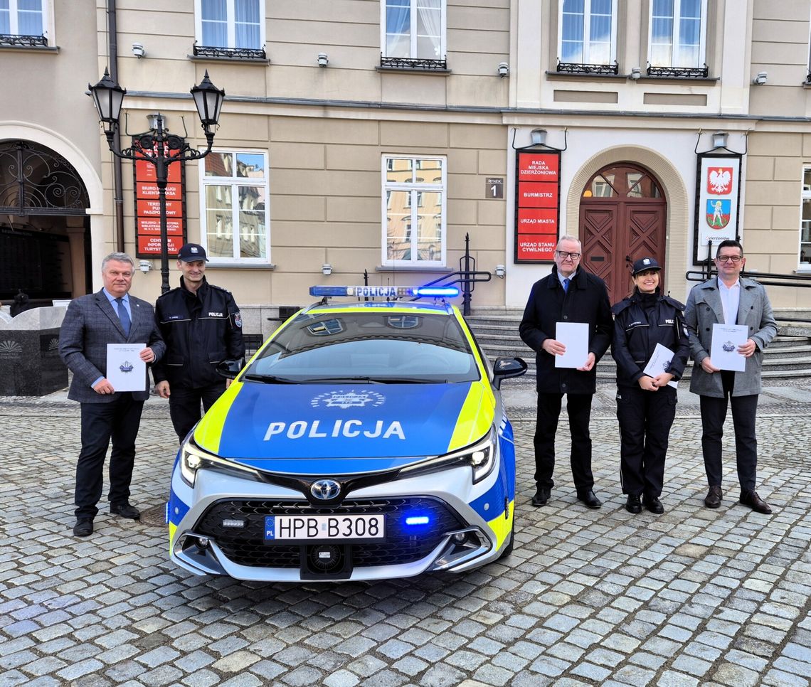Przekazanie nowego radiowozu dla Komendy Powiatowej Policji w Dzierżoniowie