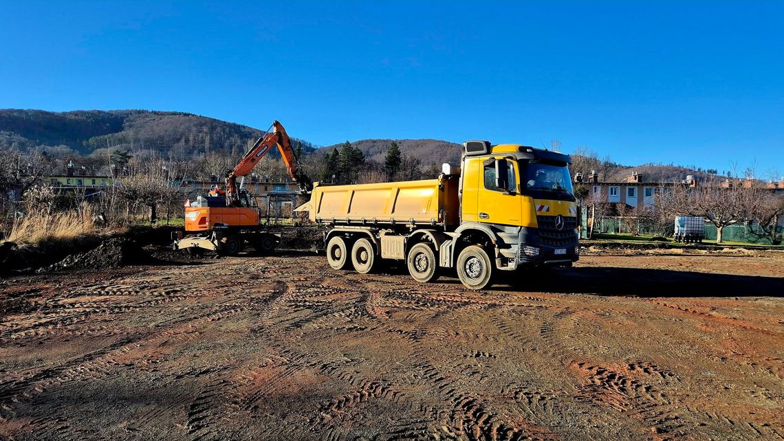 Przy ul. Plażowej w Bielawie powstaje  nowoczesny park do gry w tenisa i padla