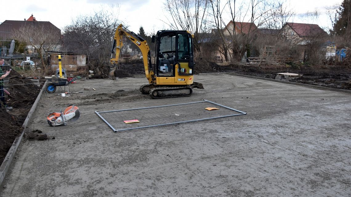 Przy ulicy Brzegowej w Dzierżoniowie powstają boiska do koszykówki piłki nożnej