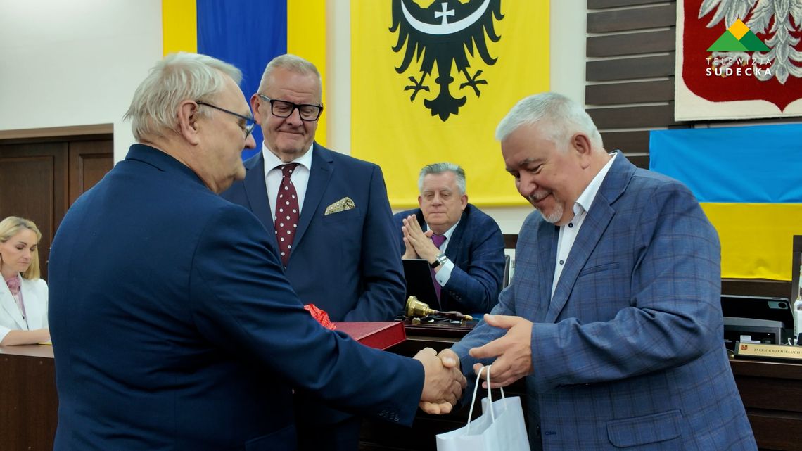 Rada Powiatu Dzierżoniowskiego udzieliła absolutorium i wotum zaufania dla Zarządu