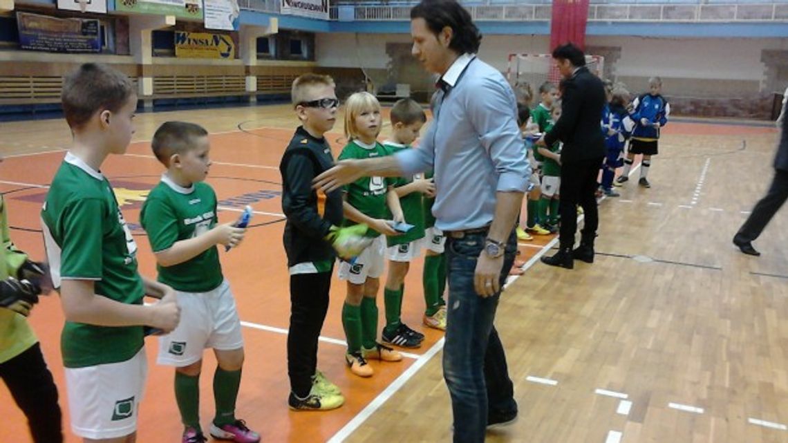 RADEK MAJDAN WRĘCZYŁ PUCHAR PIŁKARZOM BIELAWIANKI