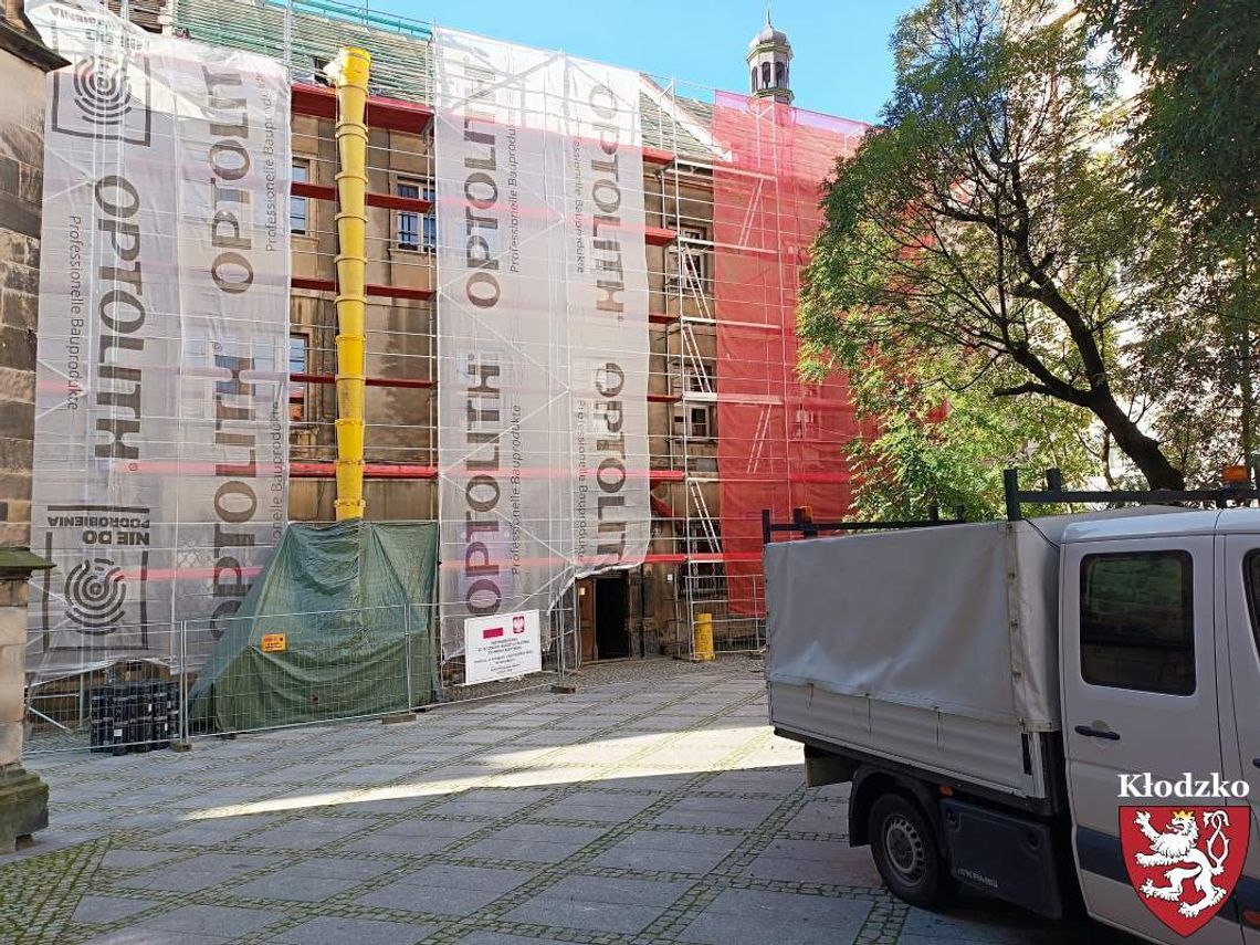 TRWA REMONT DACHU KOLEGIUM JEZUICKIEGO