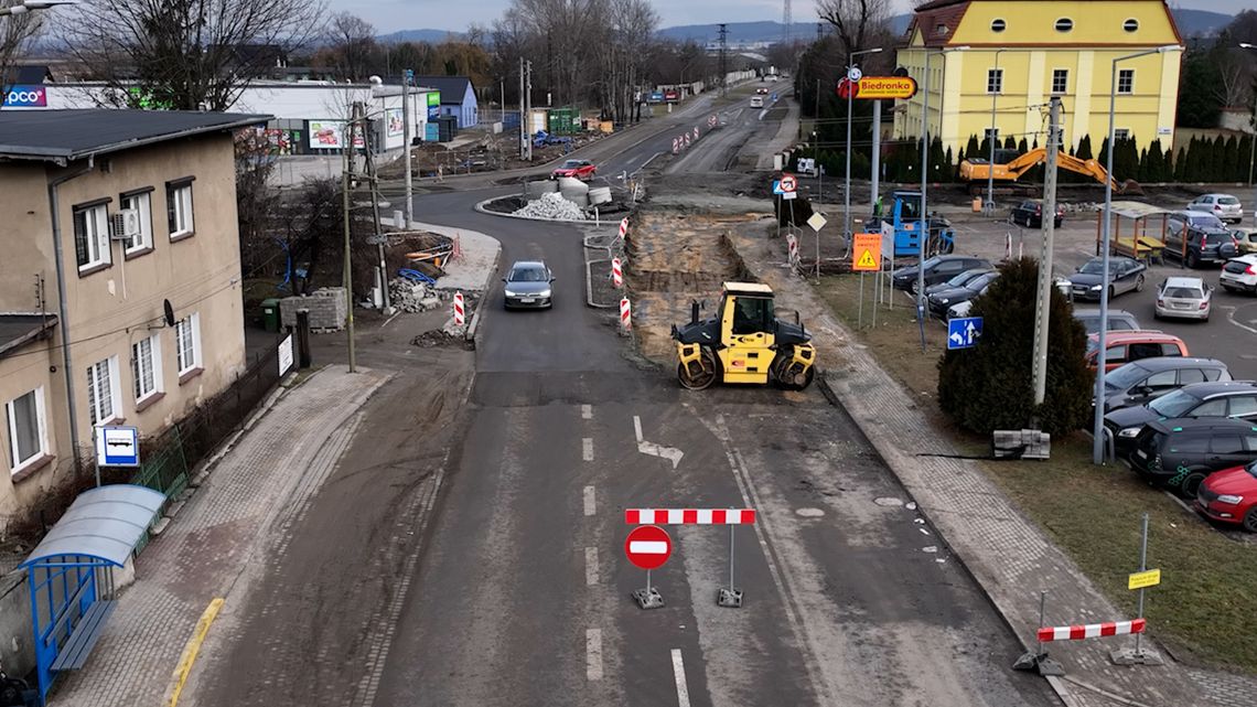 Remont ronda na wjeździe do Pieszyc powoduje spore utrudnienia