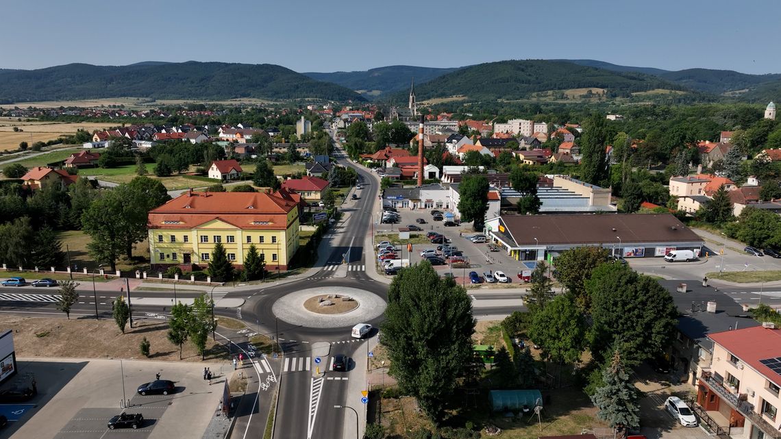 Rondo w Pieszycach oficjalnie oddane do użytku, a niebawem pojawi się na nim niespodzianka