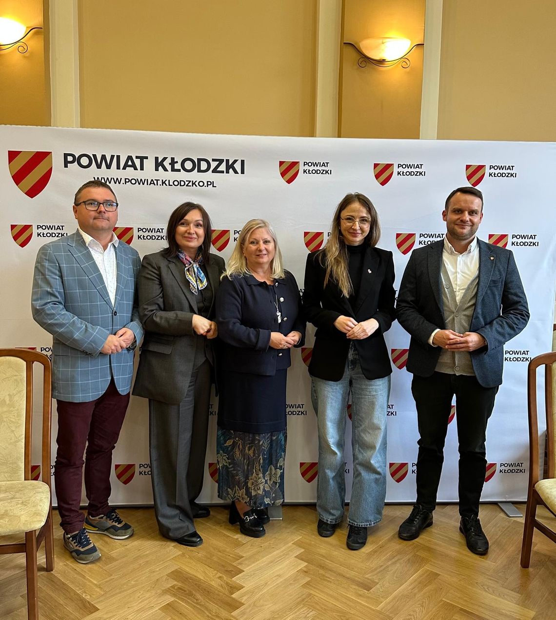 Rozmowy o rodzinach zastępczych i współpracy – Minister Dziemianowicz-Bąk w Kłodzku