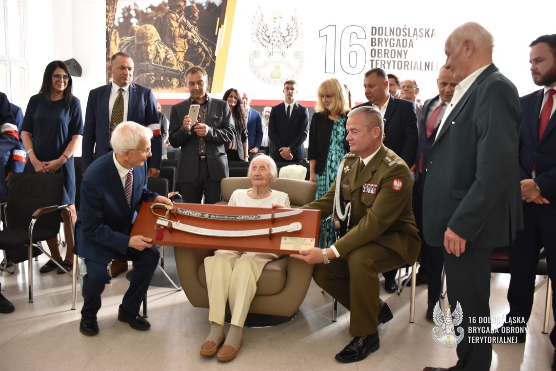 Sanitariuszka Basia - uczestniczka Powstania Warszawskiego - świętuje swoje 105 - te urodziny