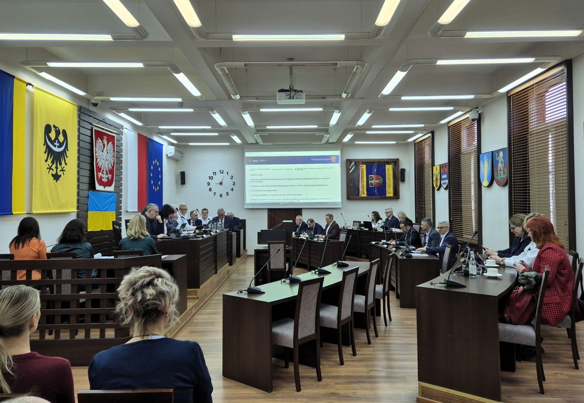 Sesja Rady Powiatu Dzierżoniowskiego – podziękowania, nagrody i budżet na 2026 rok Sesja Rady Powiatu Dzierżoniowskiego – podziękowania, nagrody i budżet na 2026 rok