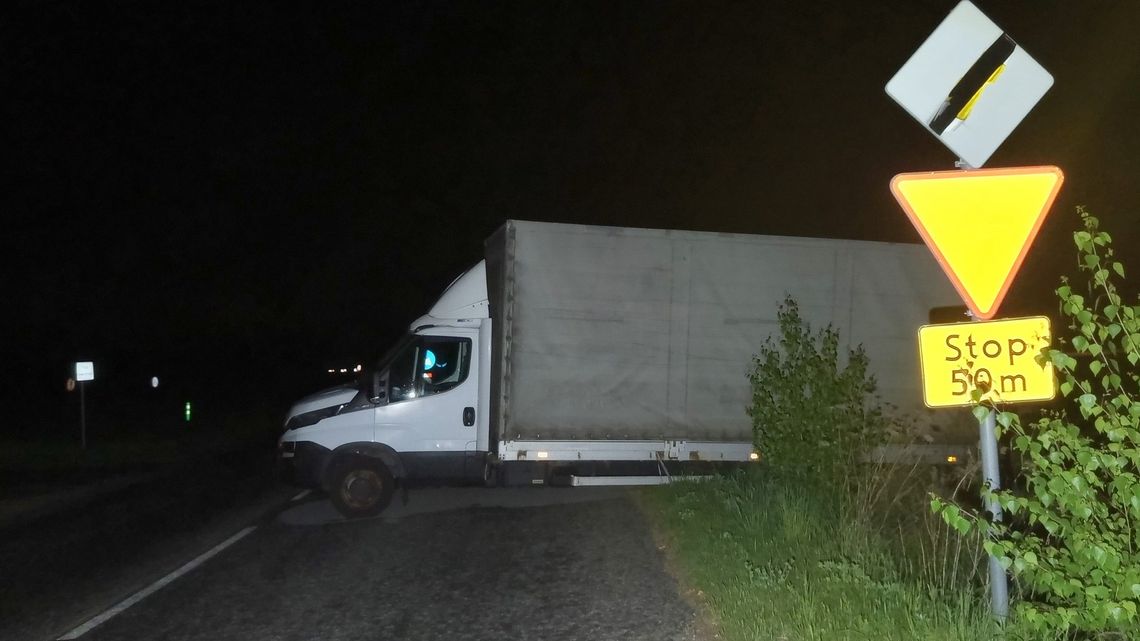 Sieniawka, dostawczak wypadł z drogi