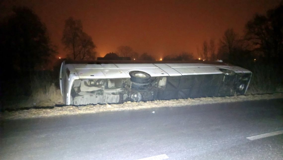Sieniawka. Dwie osoby ranne, po wypadnięciu autobusu z drogi