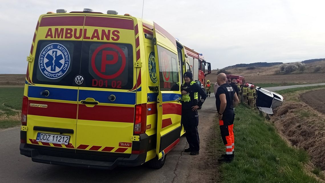 Sienice. Uwolnienie kierującej z Citroena po wypadnięciu z drogi
