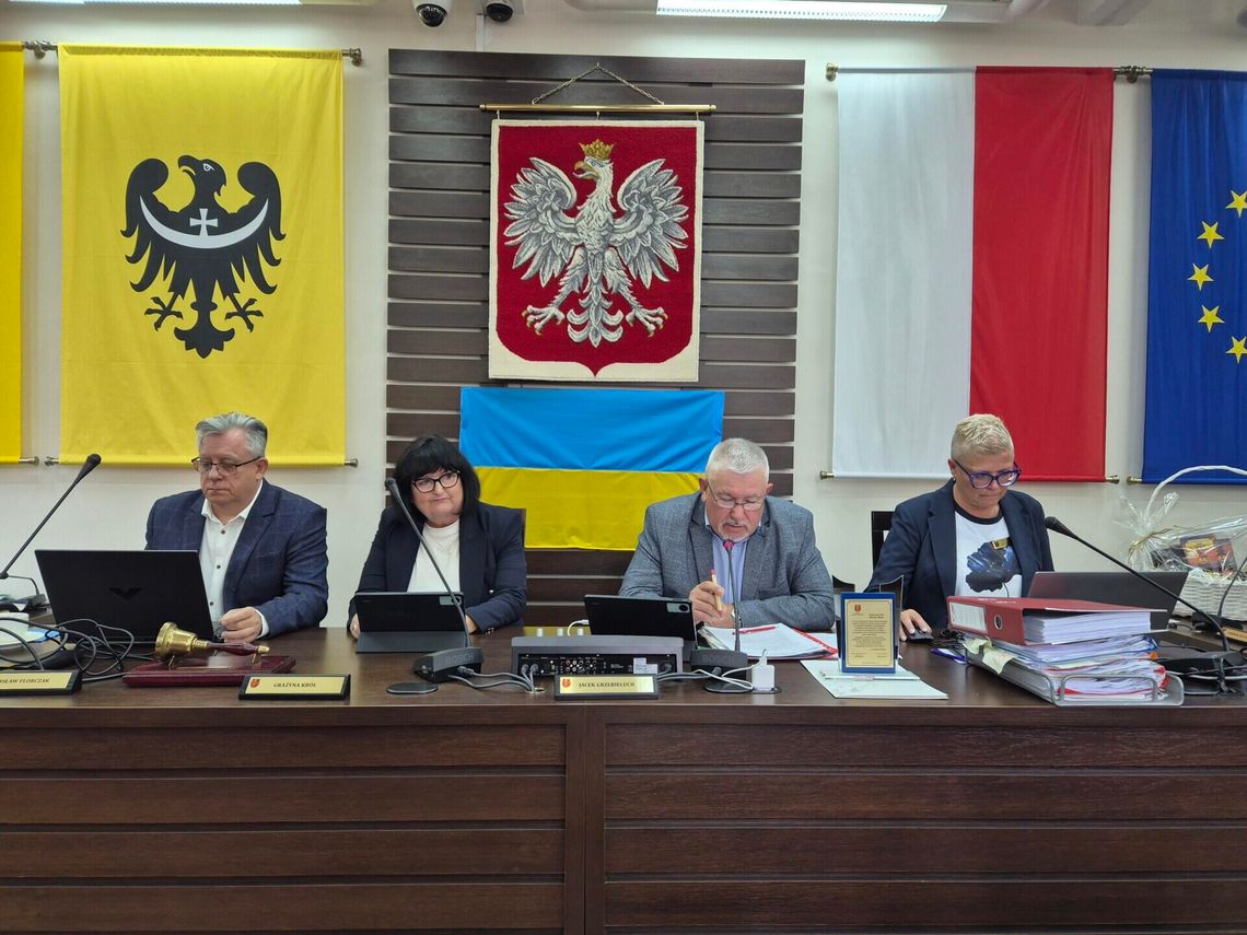 Sierpniowa sesja – podziękowania, zmiany w oświacie i dyskusja o komunikacji publicznej