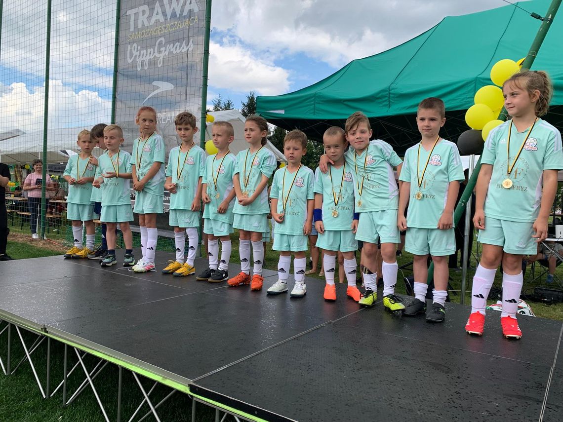 Siódemka Bielawa znów na podium! Srebrne medale młodych piłkarzy w Piławie
