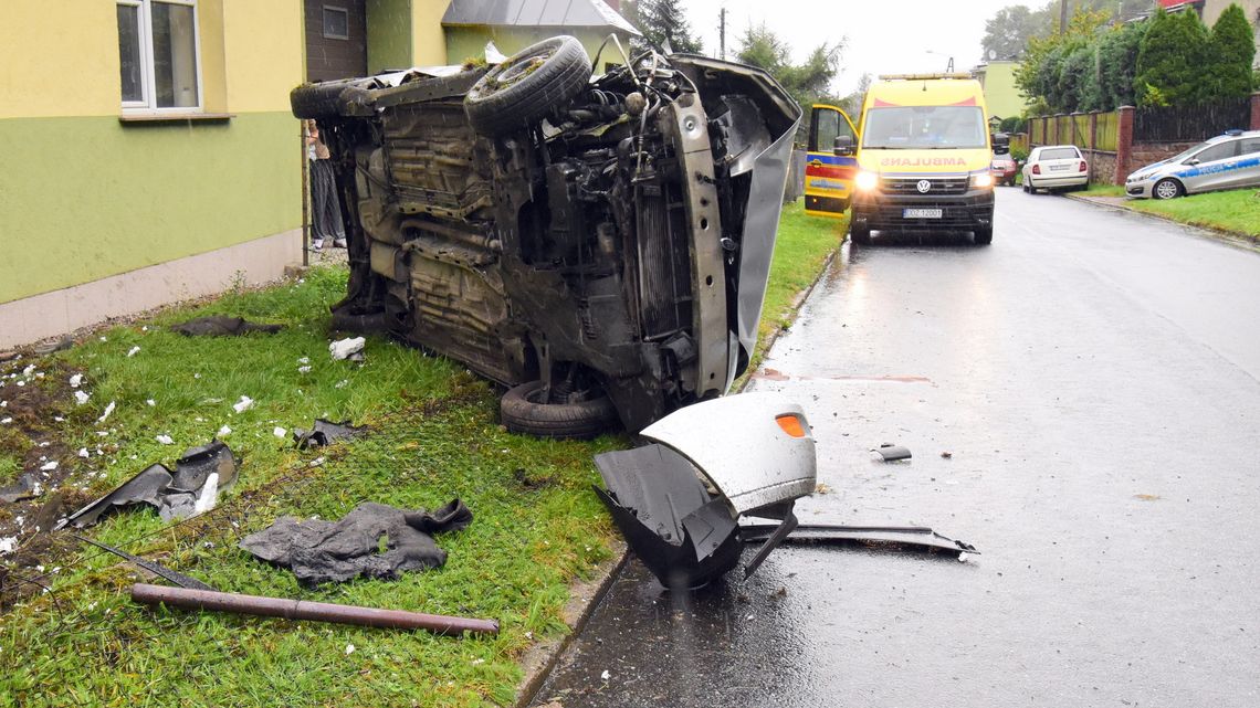 Skosił płot, uderzył w dom i Forda postawił na boku w Bielawie