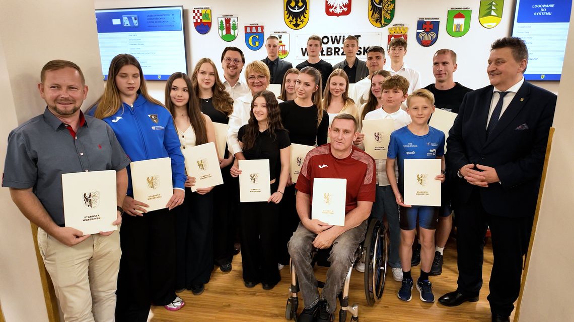 Sportowa elita powiatu uhonorowana: Powiat Wałbrzyski wręczył stypendia i nagrody sportowe