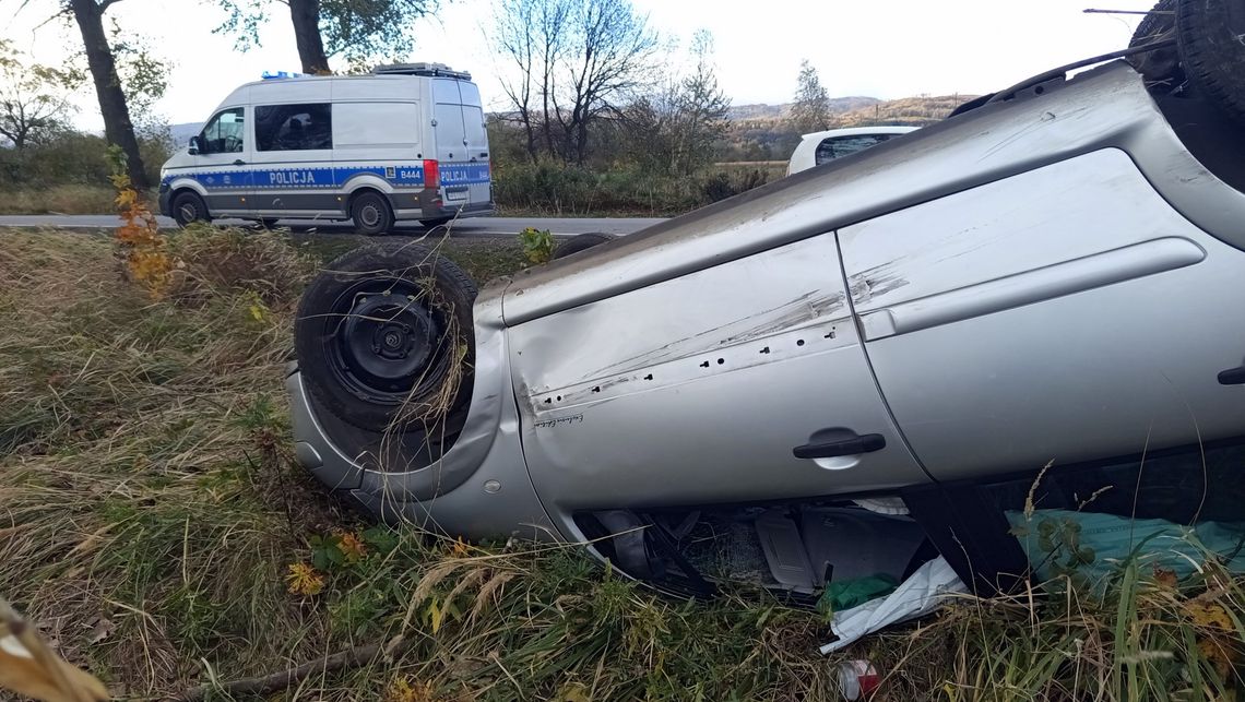 Stachowice, dachowanie Citroena na drodze do Lutomi Stachowice, dachowanie Citroena na drodze do Lutomi