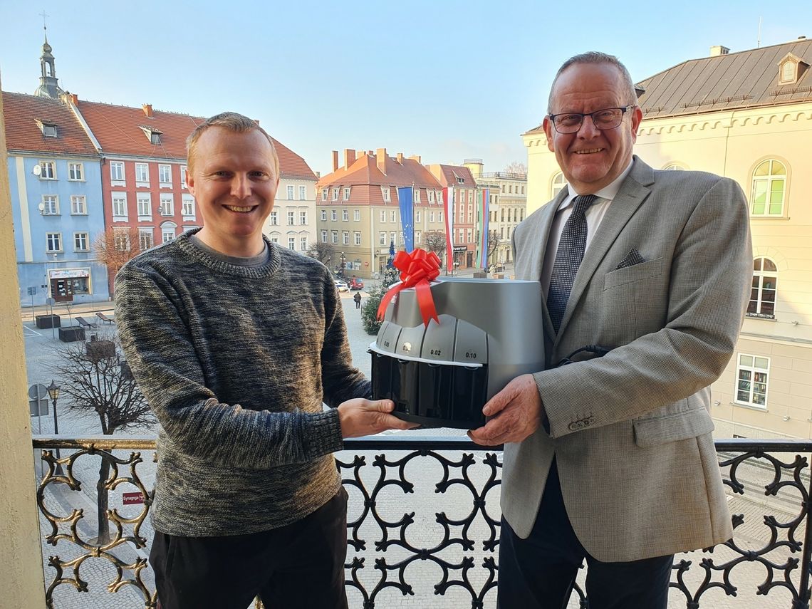 STAROSTA PRZEKAZAŁ LICZARKĘ DLA WOŚP