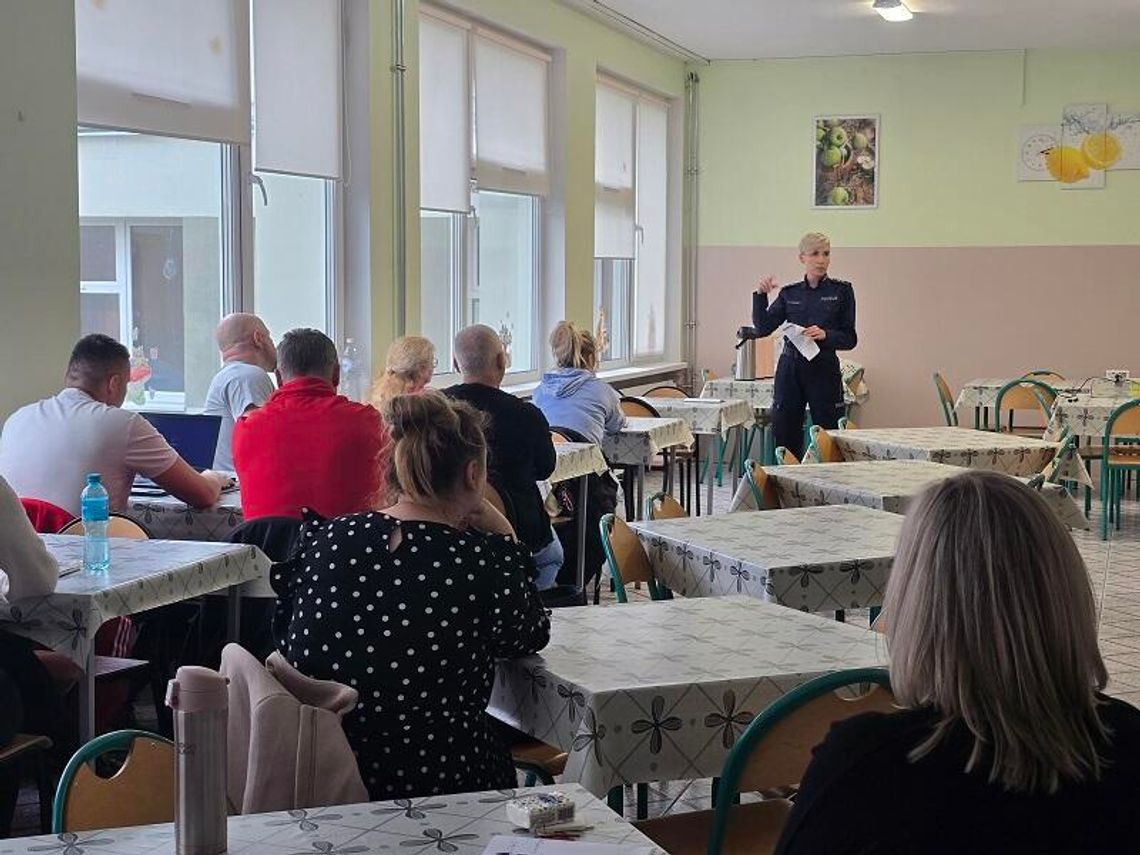 Stop hejtowi! Ząbkowiccy policjanci na spotkaniu z nauczycielami rozmawiają jak wspólnie przeciwdziałać agresji wśród młodzieży