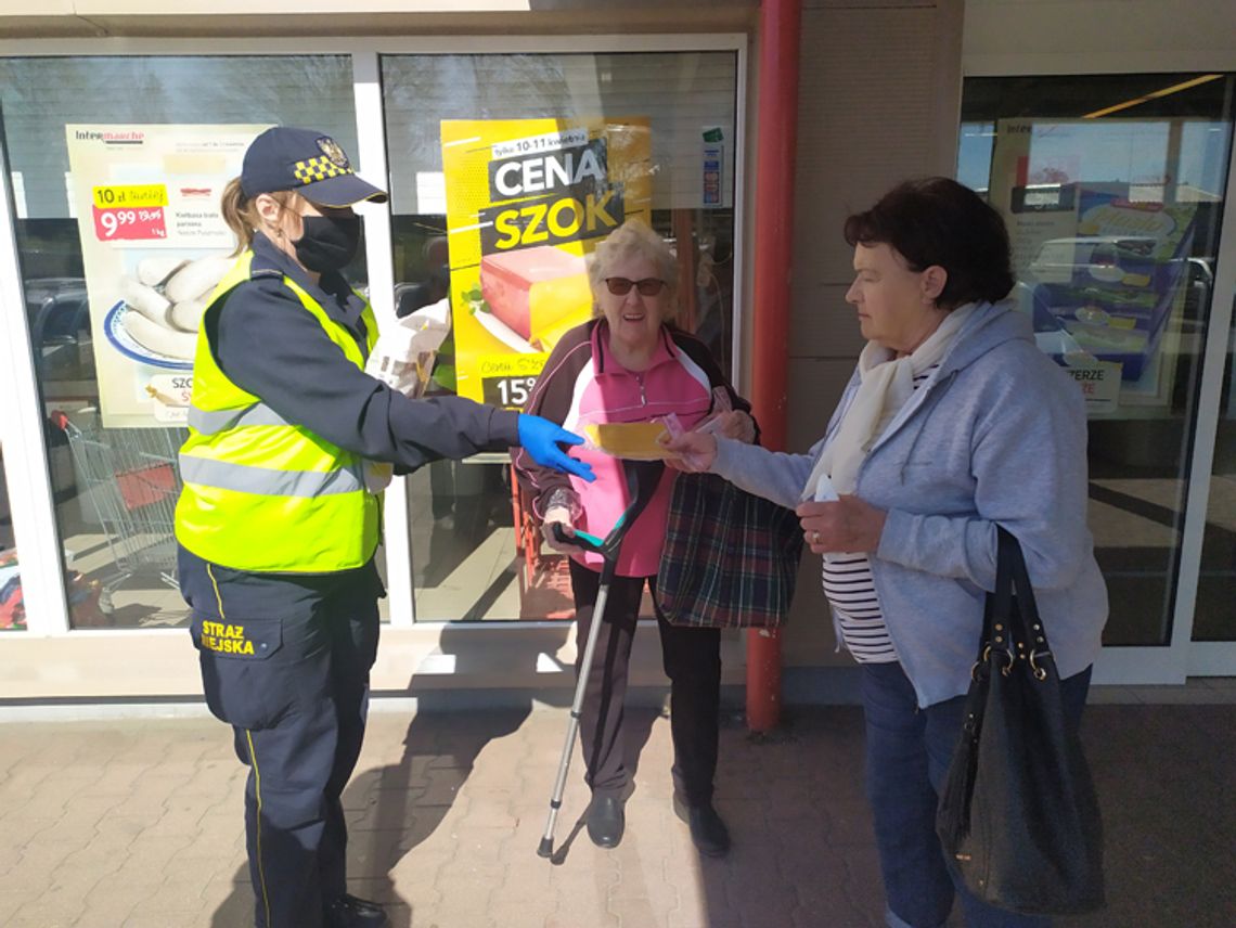 STRAŻ MIEJSKA W DZIERŻONIOWIE ROZDAJE SENIOROM MASECZKI