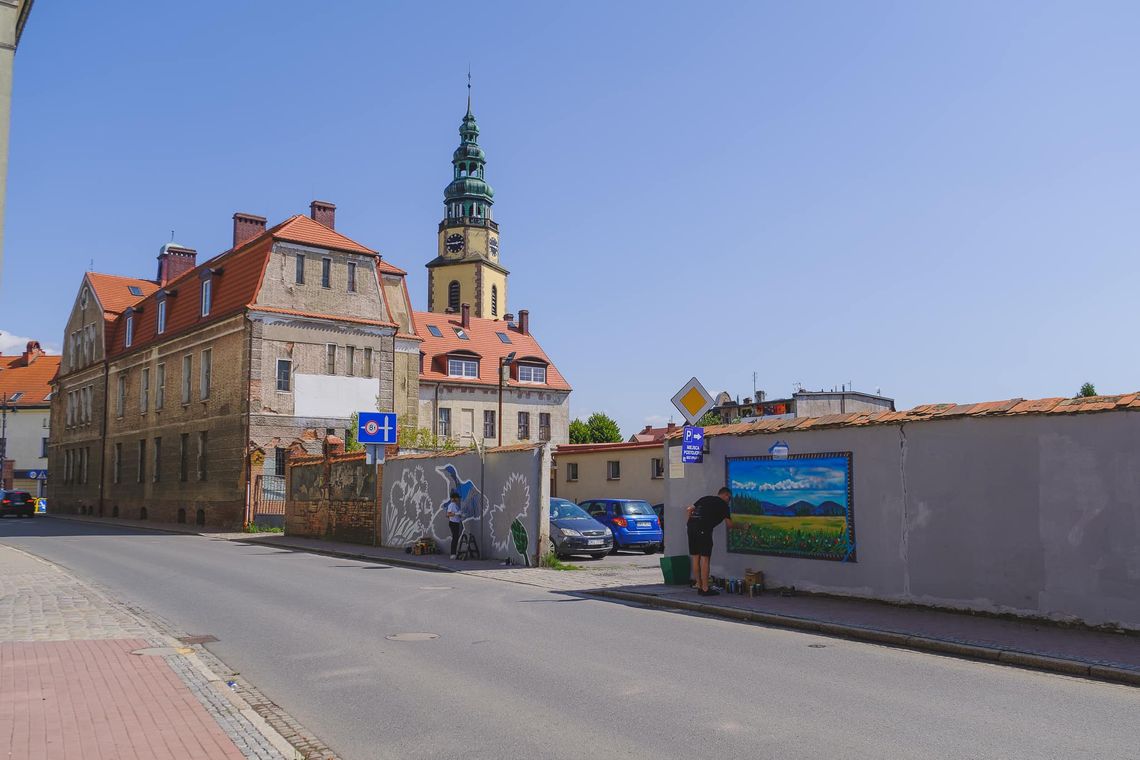 Street Art w Bystrzycy Kłodzkiej, malują nowy mural