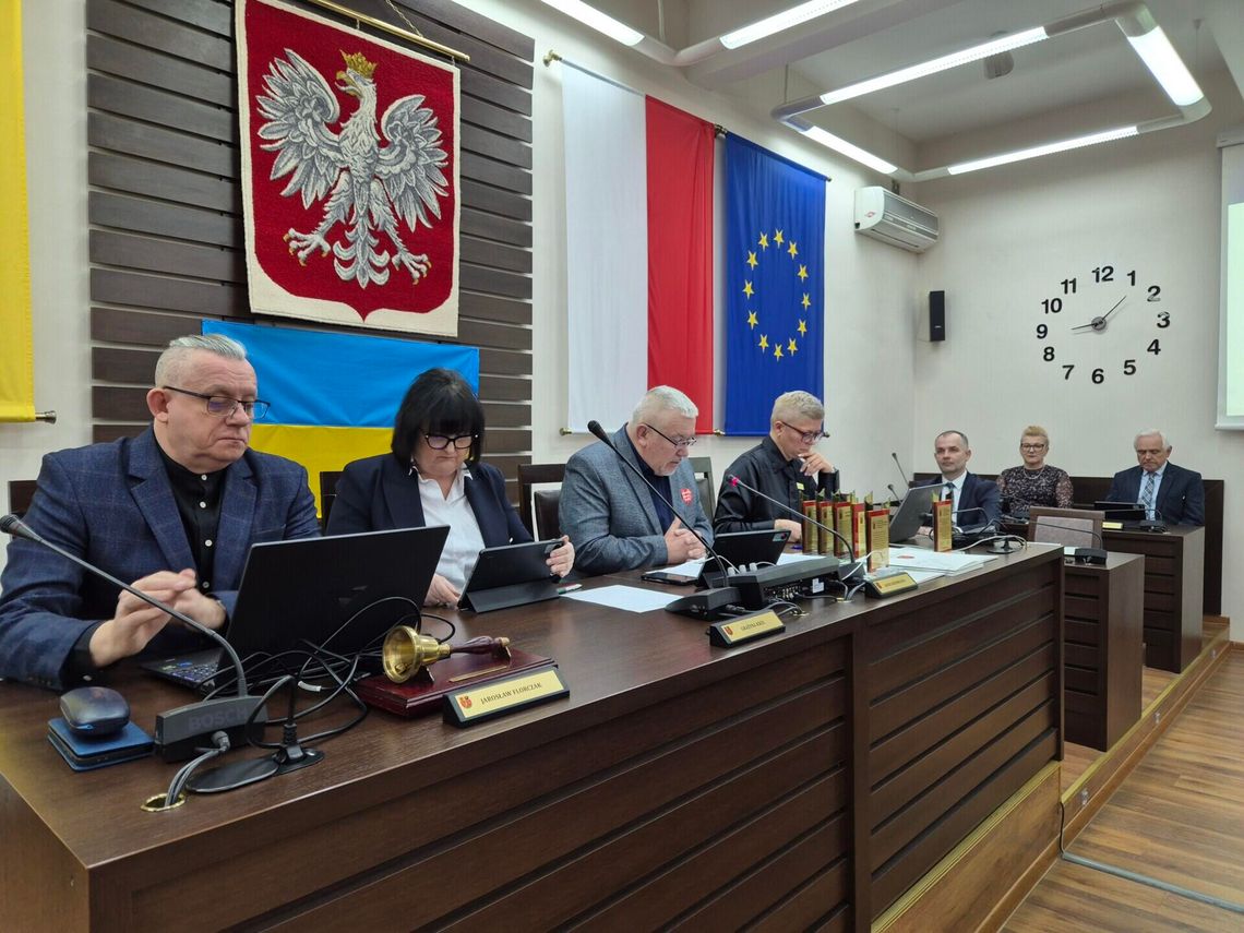 Styczniowa sesja Rady Powiatu – podziękowania, gratulacje i sprawozdania