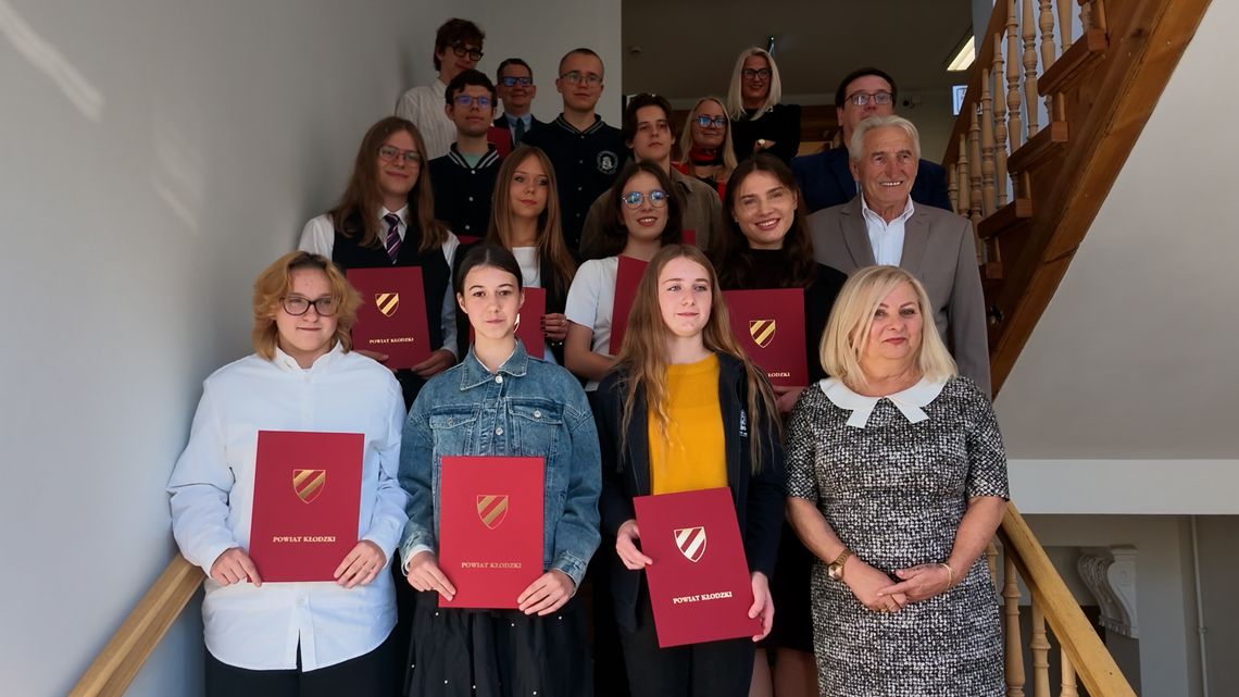 Stypendia „Discipulus Exemplorum” trafiły do najzdolniejszej młodzieży Powiatu Kłodzkiego Stypendia „Discipulus Exemplorum” trafiły do najzdolniejszej młodzieży Powiatu Kłodzkiego