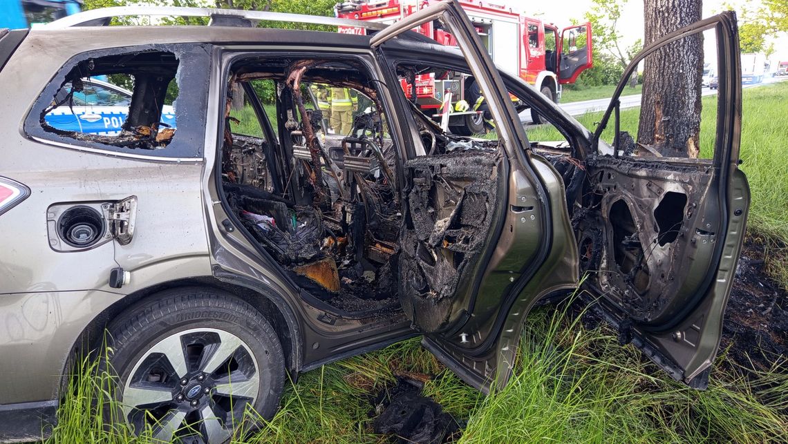 Subaru uderzyło w drzewo na "ósemce" i spłonęło Subaru uderzyło w drzewo na "ósemce" i spłonęło