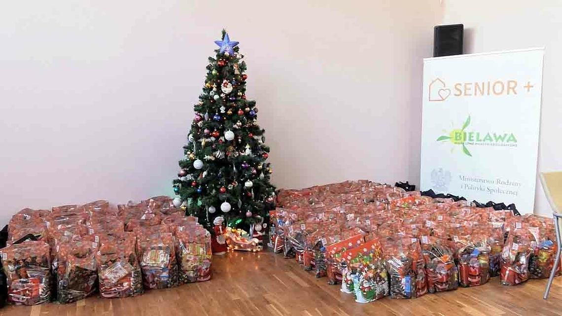 ŚWIĄTECZNE PACZKI DLA BIELAWSKICH SENIORÓW
