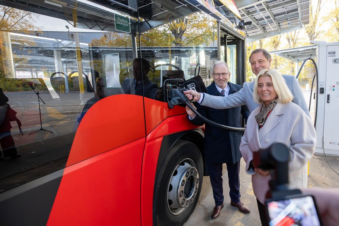 Świdnica stawia na zieloną energię! MPK uruchomiło unikatową elektrownię OZE dla swoich autobusów Świdnica stawia na zieloną energię! MPK uruchomiło unikatową elektrownię OZE dla swoich autobusów