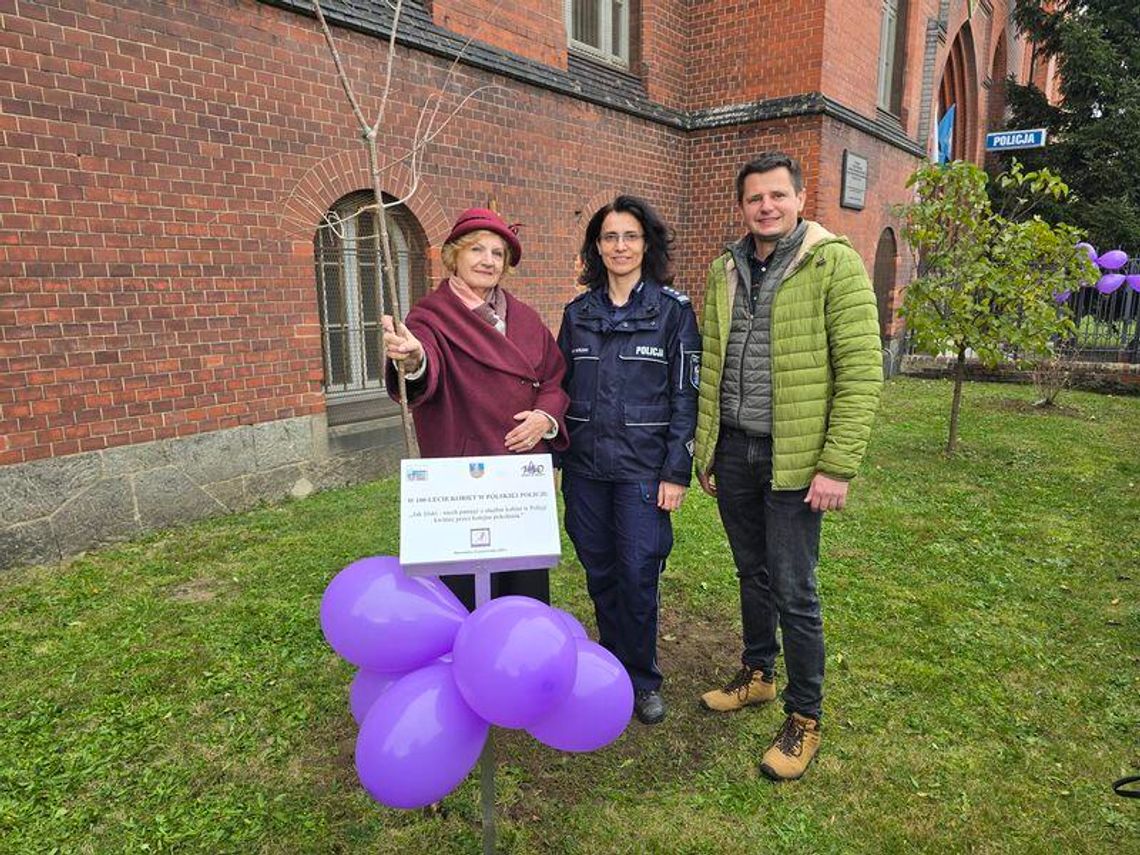 Symboliczny dar od Towarzystwa Miłośników Dzierżoniowa z okazji 100-lecia kobiet w Policji