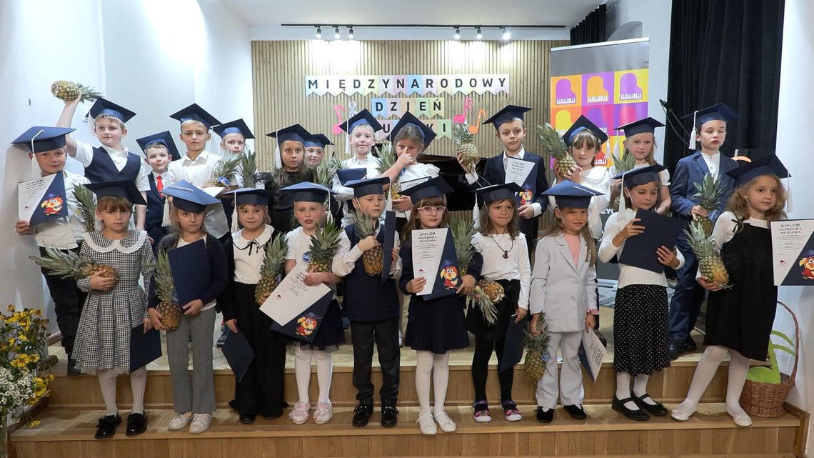 Szkoła Muzyczna w Kłodzku: Pasowanie Pierwszoklasistów i Międzynarodowy Dzień Muzyki