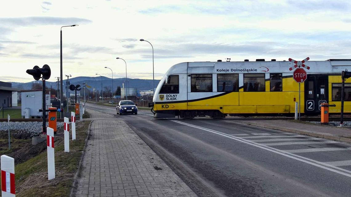 Szlabany na przejeździe kolejowym na ul. Zachodniej w Dzierżoniowie