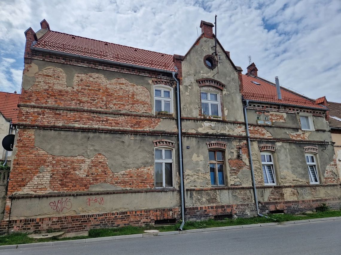 Termomodernizacja gminnego budynku wielorodzinnego, zlokalizowanego przy ul. Strażackiej 4 A, idzie pełną parą