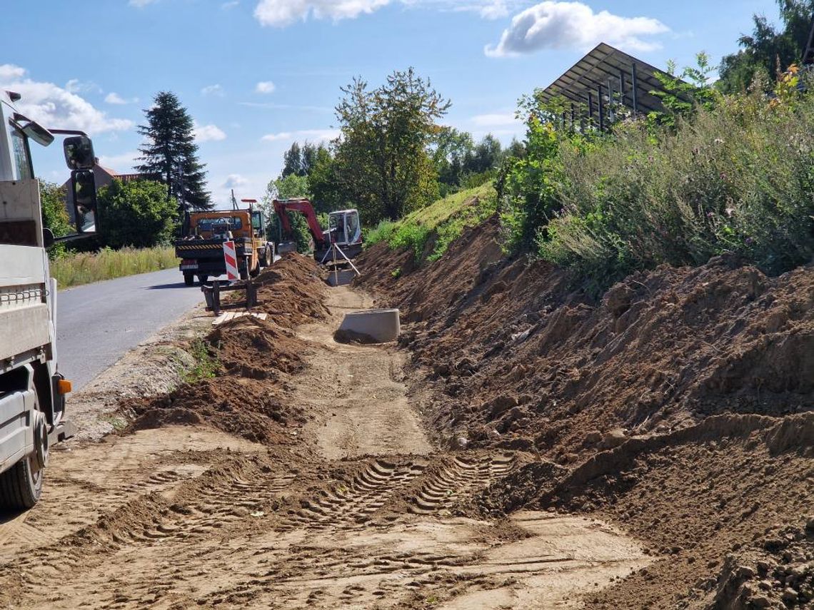 Trwa budowa ścieżki dla pieszych i rowerzystów w Byszowie