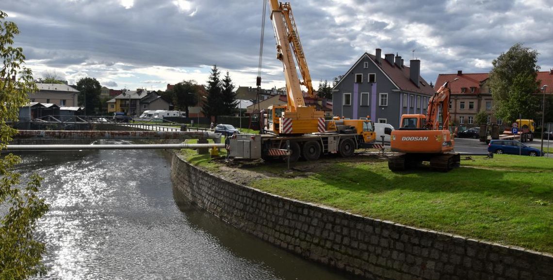 TRWA CZYSZCZENIE KORYTA PIŁAWY TRWA CZYSZCZENIE KORYTA PIŁAWY