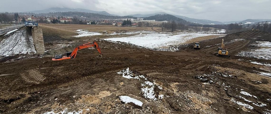 Trwa zabezpieczanie suchego zbiornika przeciwpowodziowego Stronie Śląskie na potoku Morawka