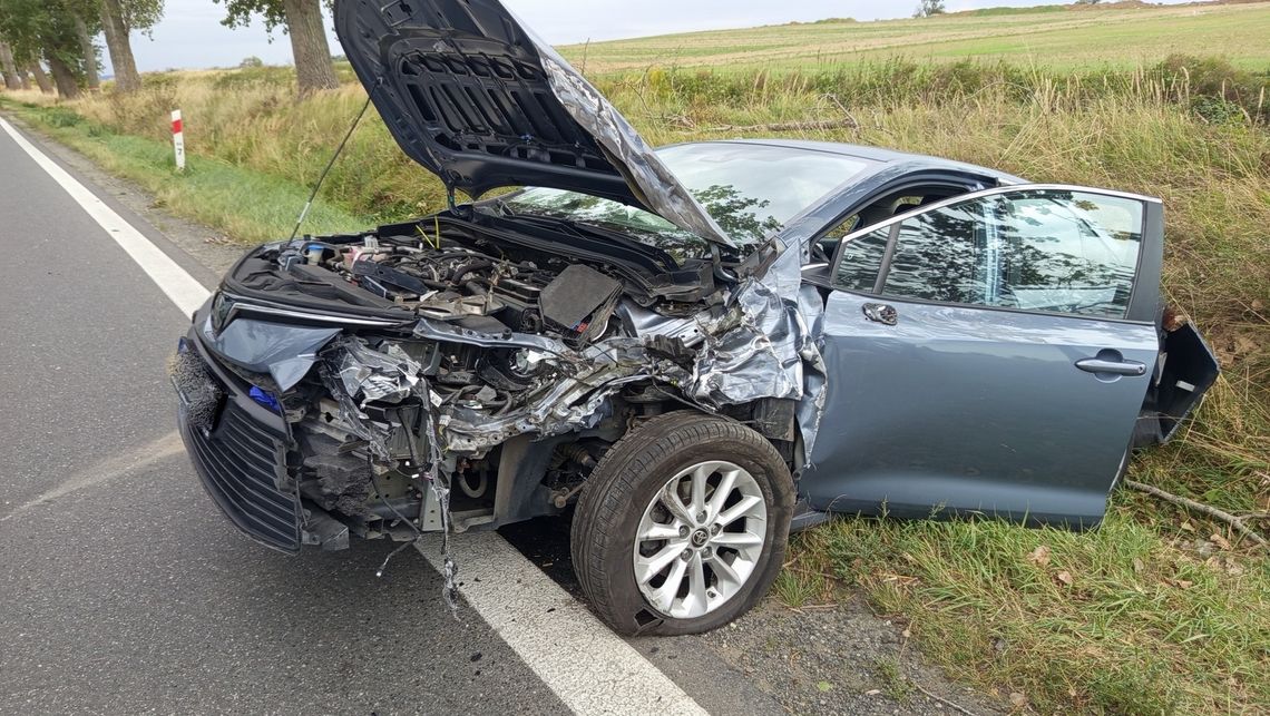 Trzebnik, zderzenie ciężarówki z osobowym na ósemce Trzebnik, zderzenie ciężarówki z osobowym na ósemce
