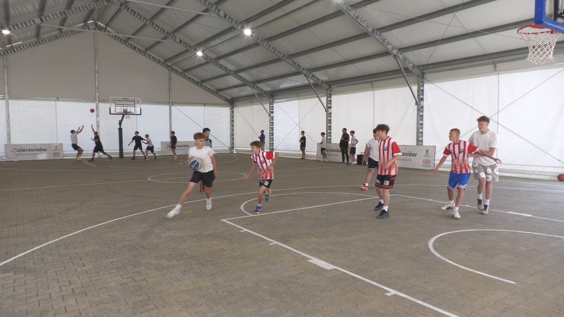 Turniej koszykówki 3 X 3 w namiocie po byłym lodowisku w Dzierżoniowie