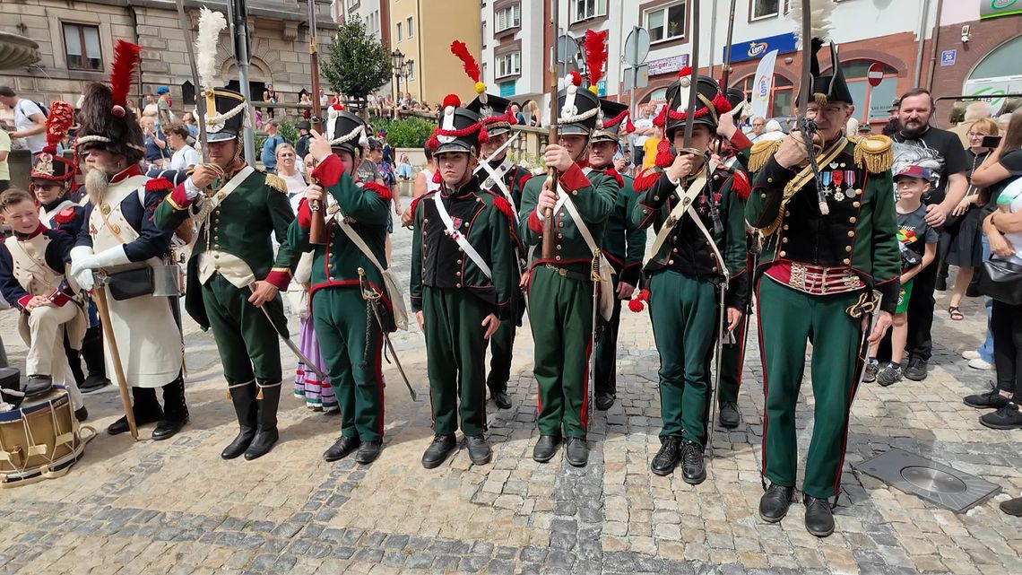 Twierdza Kłodzko: Historyczne Widowisko i Przemarsz Wojsk na Ulicach Miasta