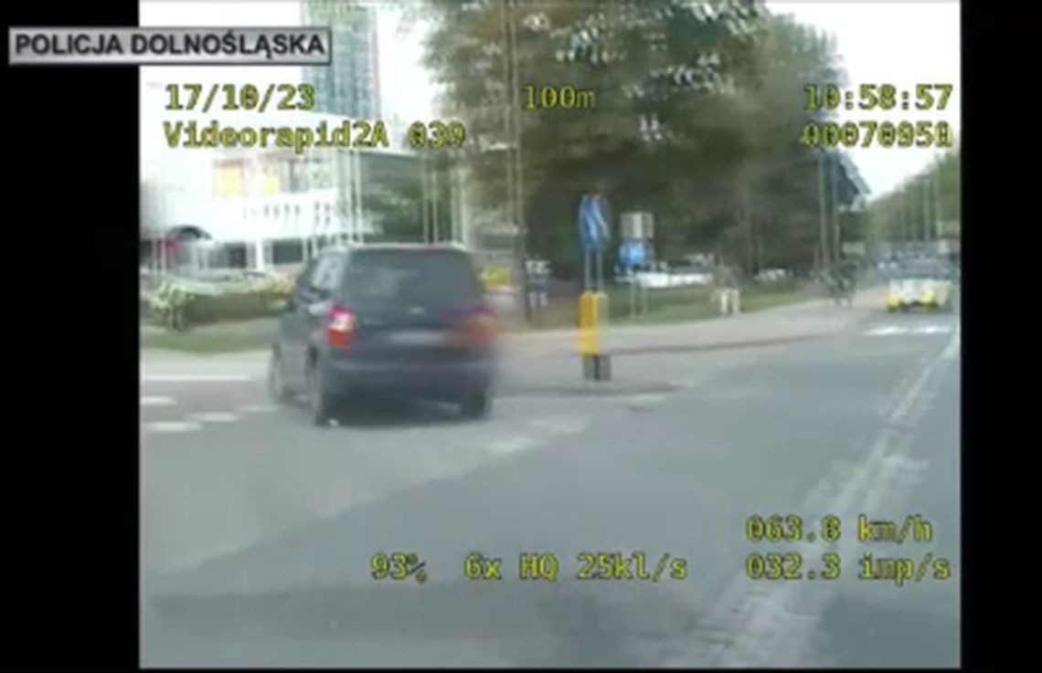 Uciekał przed policją, bo był poszukiwany i miał narkotyki Uciekał przed policją, bo był poszukiwany i miał narkotyki