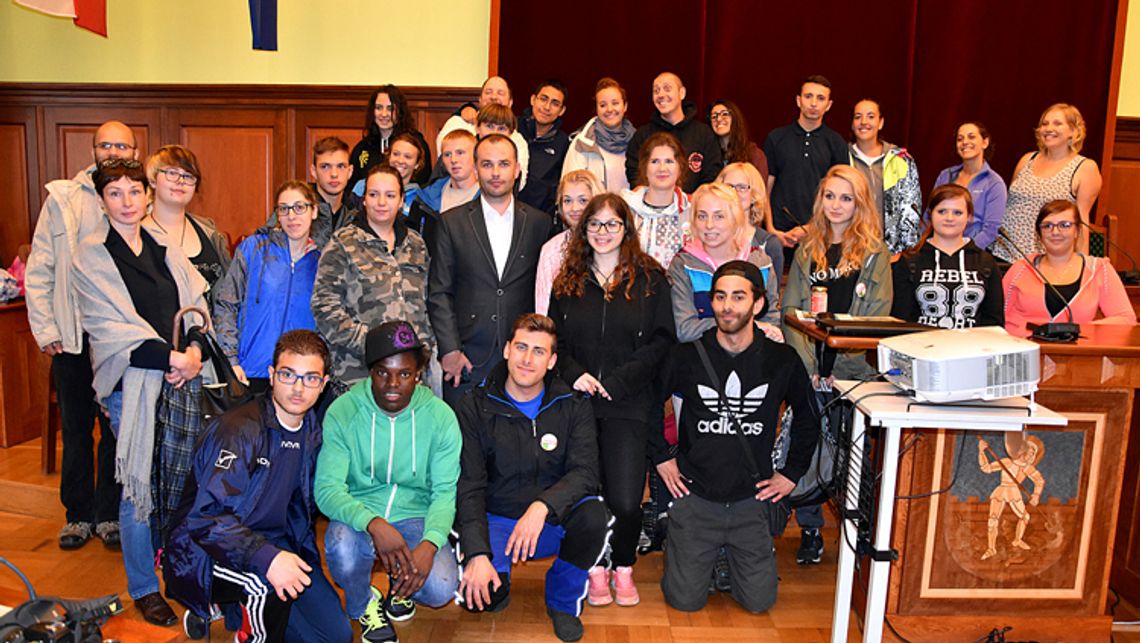 UCZESTNICY WORKCAMPU PORZĄDKUJĄ CMENTARZ ŻYDOWSKI