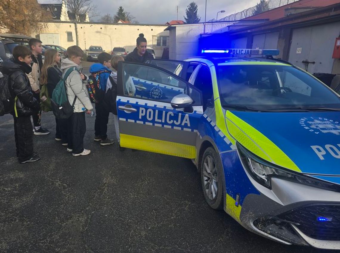 Uczniowie szkoły Edukacja i Rodzina z wizytą w Komendzie Powiatowej Policji w Dzierżoniowie Uczniowie szkoły Edukacja i Rodzina z wizytą w Komendzie Powiatowej Policji w Dzierżoniowie