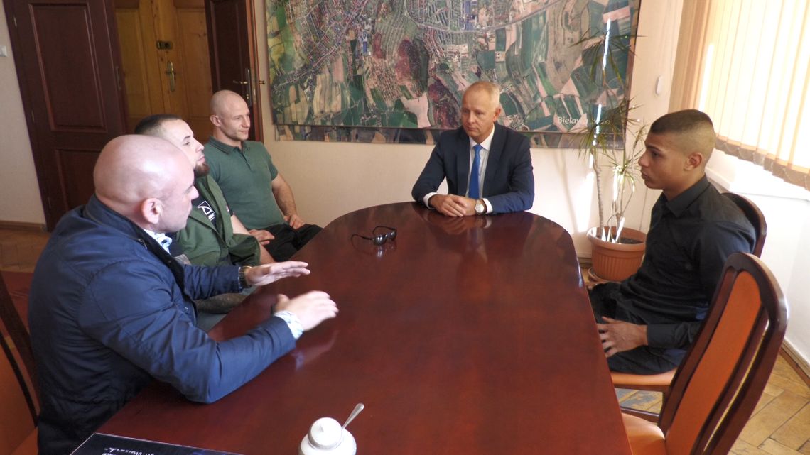 Bebson Bielawa z wizytą u burmistrza Andrzeja Hordyja Bebson Bielawa z wizytą u burmistrza Andrzeja Hordyja