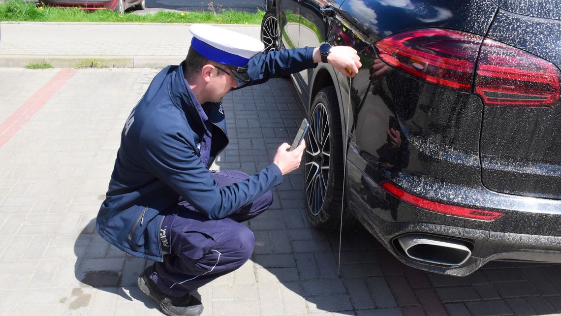 Uderzyła w zaparkowane Porsche