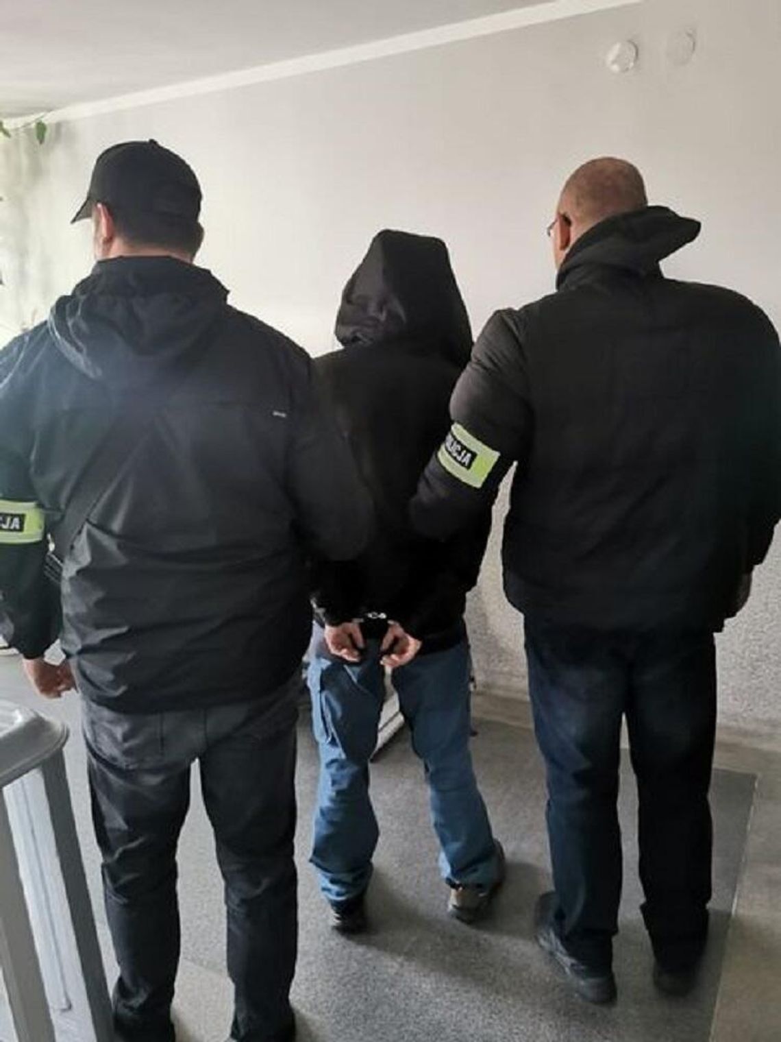 Ukrywał się 10 lat – policjanci z Bielawy zatrzymali poszukiwanego mężczyznę